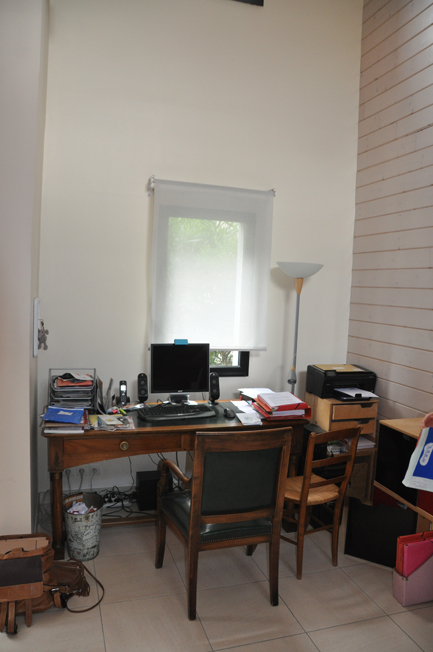 avant image du salon d'entrée et du bureau pour le projet Nantes 02, hauts murs blancs, mobilier en bois