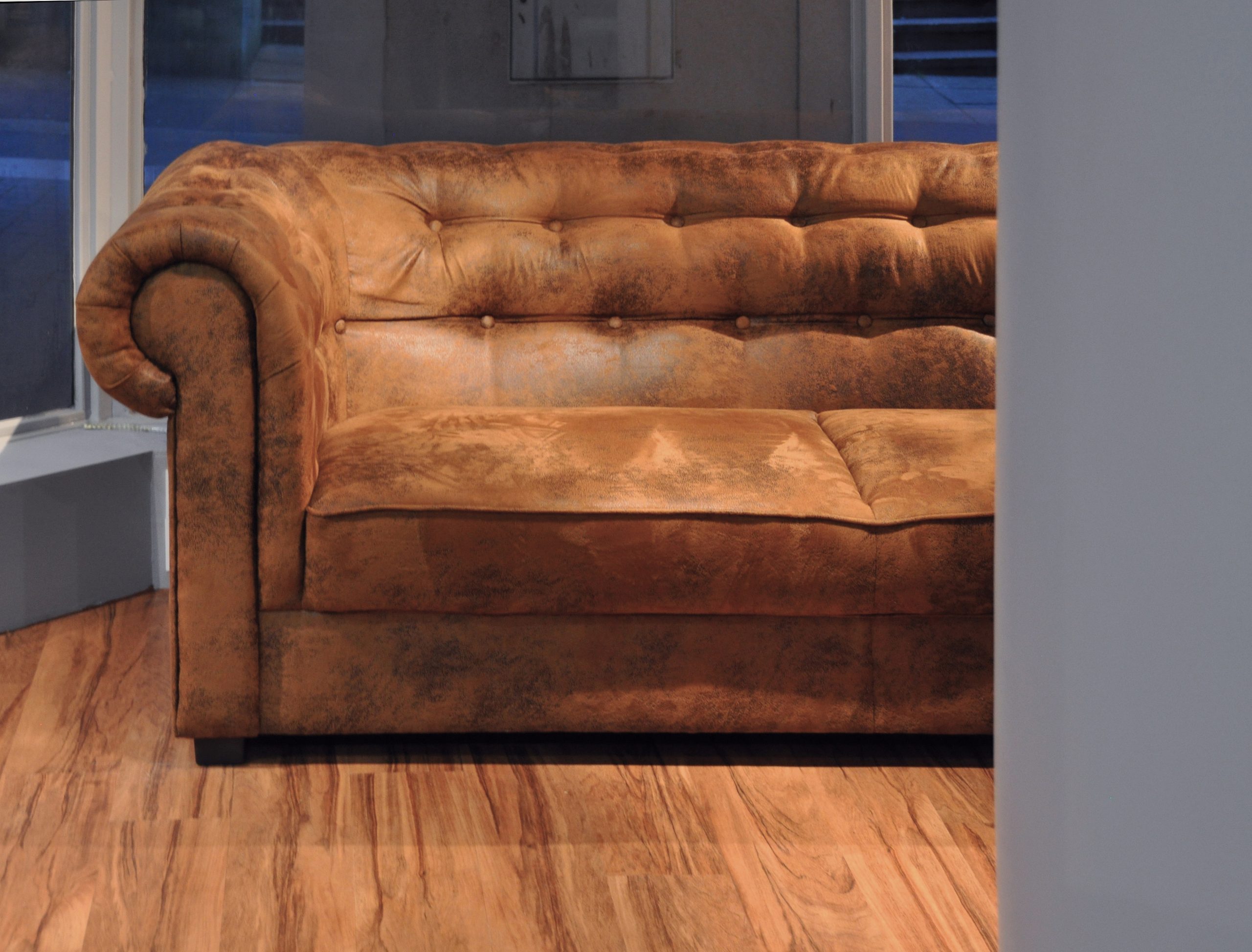 grand canapé en cuir classique sur parquet